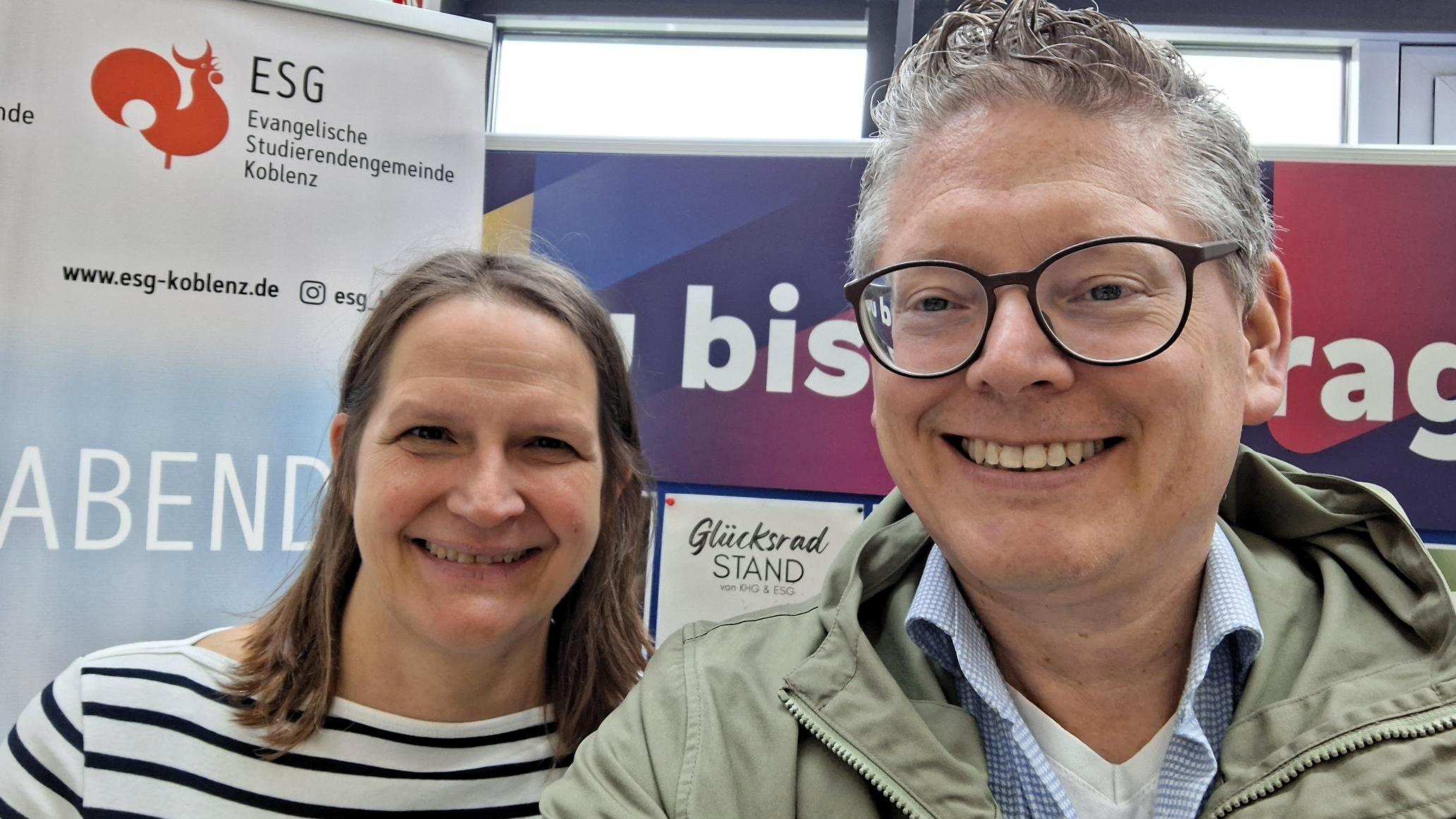 Hochschulpfarrerin Anna Quaas (ESG) und Hochschulseelsorger Oliver Wolff (KHG) am Stand