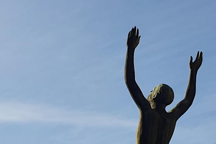 Mensch mit erhobenen Armen