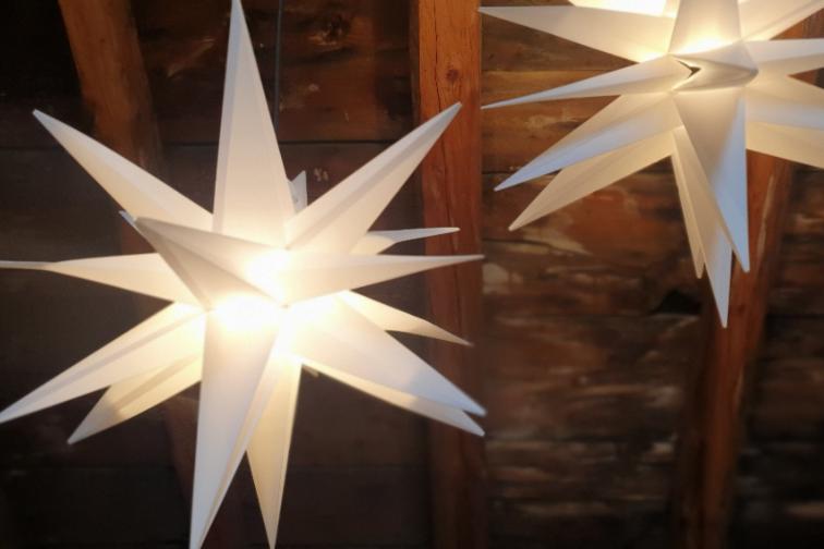 Beleuchtete Herrenhuter Sterne