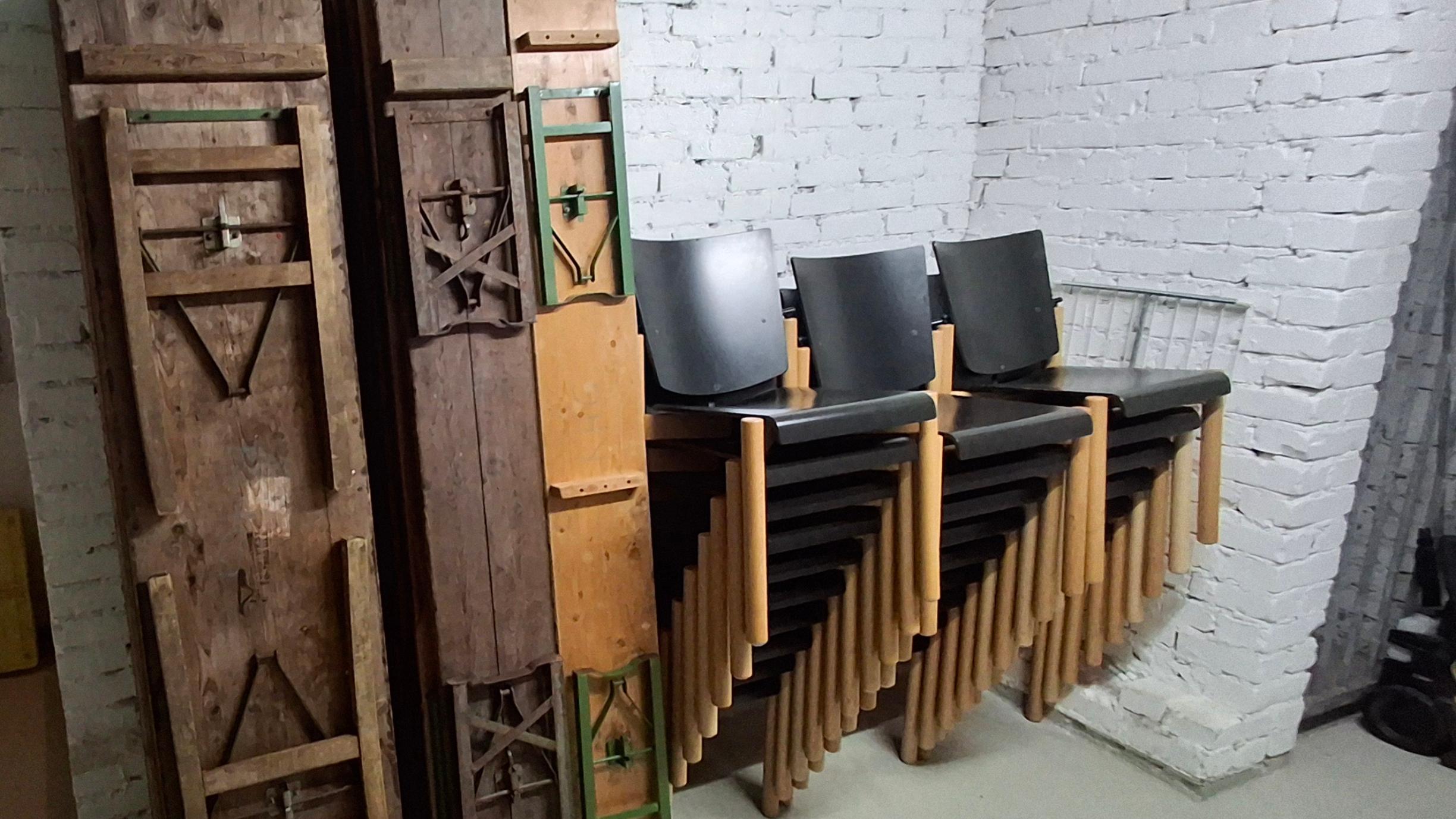 Stuhllager mit Bierbänken im KHG-Keller